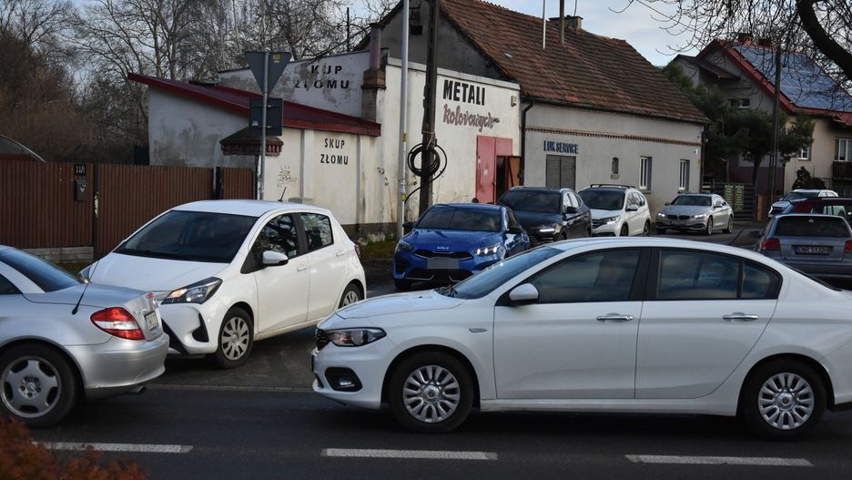 Jeden z najbardziej problematycznych odcinków objazdu: Kierowcy, wjeżdżający z Wilczyc i Kiełczówka omijają zakorkowaną Strachocińską przez ul. Ludową. Tu czekają, aż ktoś będzie na tyle życzliwy, aby pozwolić im wjechać na ul. Miłoszycką. Przez to, niestety, Miłoszycka niemal stoi w miejscu.
