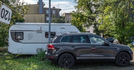 Przyczepa kempingowa i SUV od skarbówki. Licytacja za 75 proc. ceny