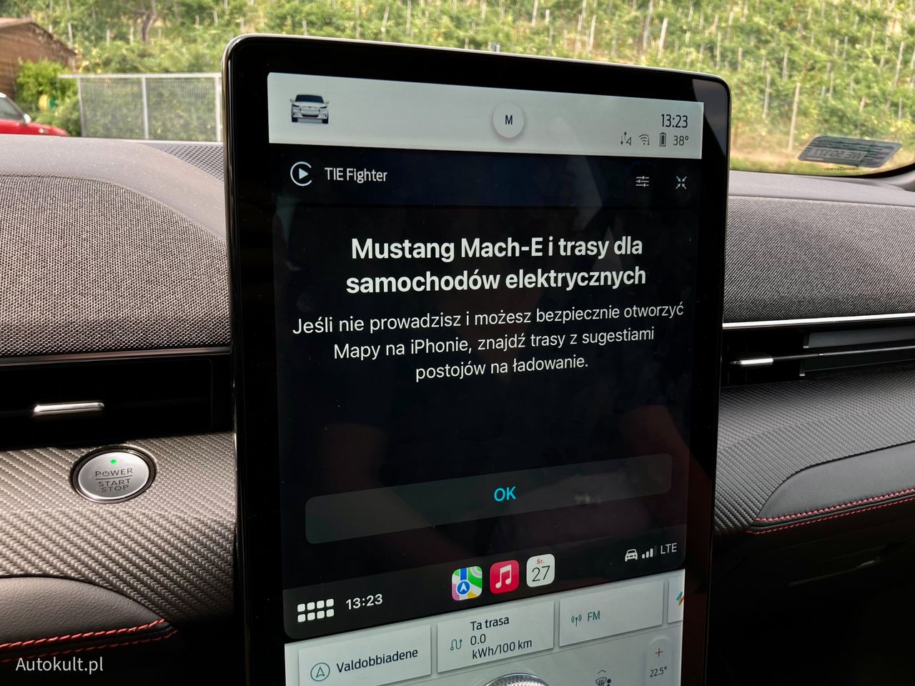 Mapy Apple integrują się z Mustangiem i są w stanie zaplanować trasę z ładowarkami, uwzględniając poziom akumulatora. Funkcja ta jednak nie zachwyca swoim działaniem