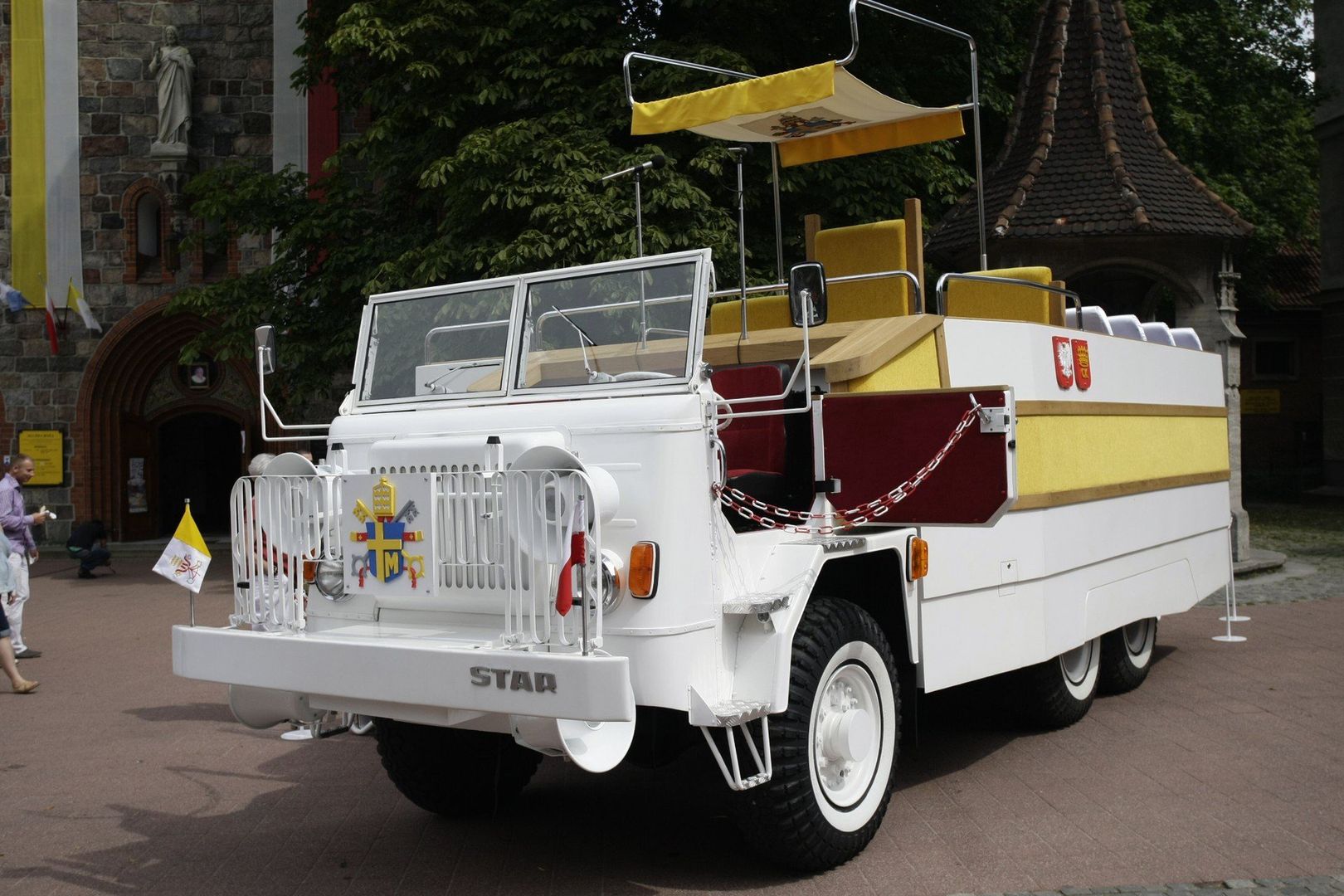 Odtworzony papamobile Jana Pawła II przyjedzie na Powiśle Dąbrowskie. Będzie okazja go obejrzeć, a nawet usiąść w papieskim pojeździe
