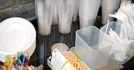 Plastikowe butelki i kubki mają zniknąć. Rewolucyjna decyzja zapadła