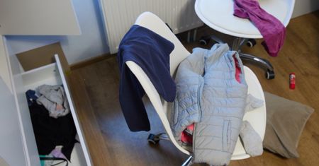 Częsty widok w wielu domach. Psycholodzy wiedzą, kto tak robi
