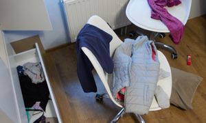 Częsty widok w wielu domach. Psycholodzy wiedzą, kto tak robi