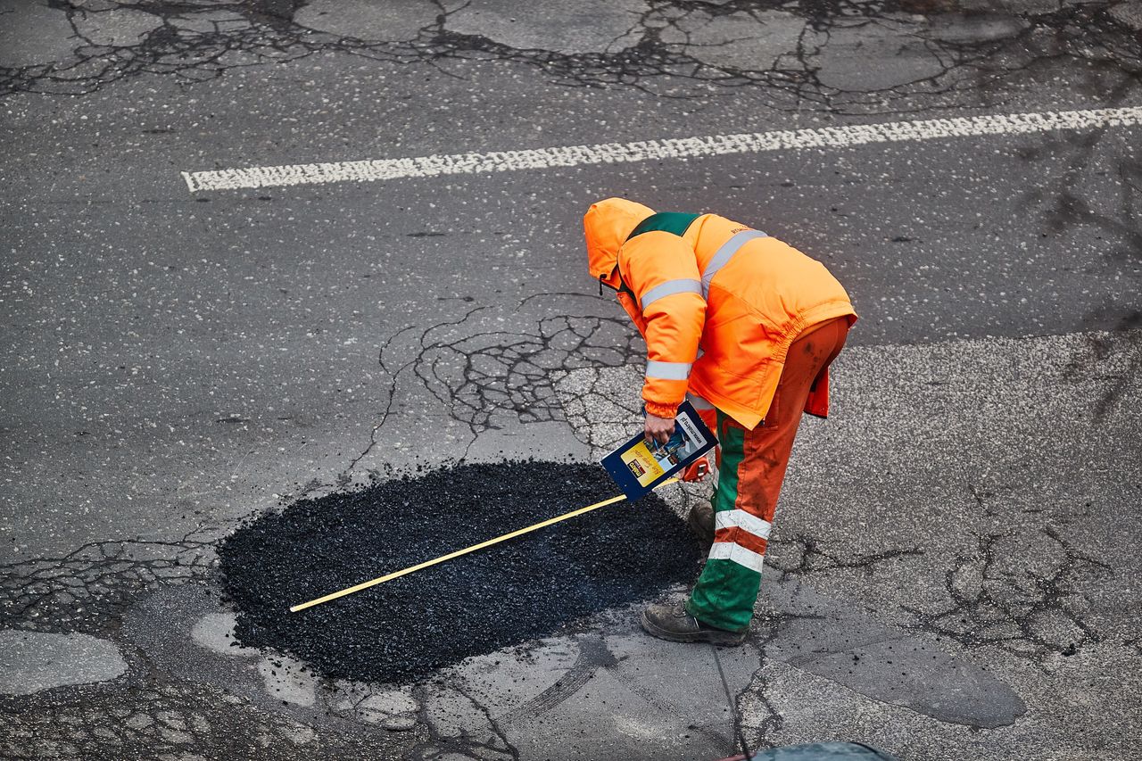 Usuwanie ubytków - potocznie zwanych dziurami - na drogach w Łodzi rok temu