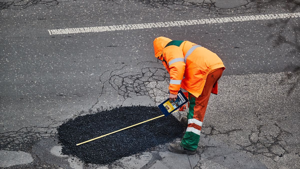 Roboty drogowe na ulicy Traktorowej w Łodzi
27.01.2021 Łódź , ulica Traktorowa . Roboty drogowe . dziury, ubytki w drogach
Fot. Tomasz Stanczak / Agencja Wyborcza.pl
Fot. Tomasz Stanczak / Agencja Wyborcza.pl
praca, mezczyzni, pracownik, stroj, roboczy, latanie, dziura, jezdnia, nawierzchnia, asfalt, uszkodzenie, usuwanie