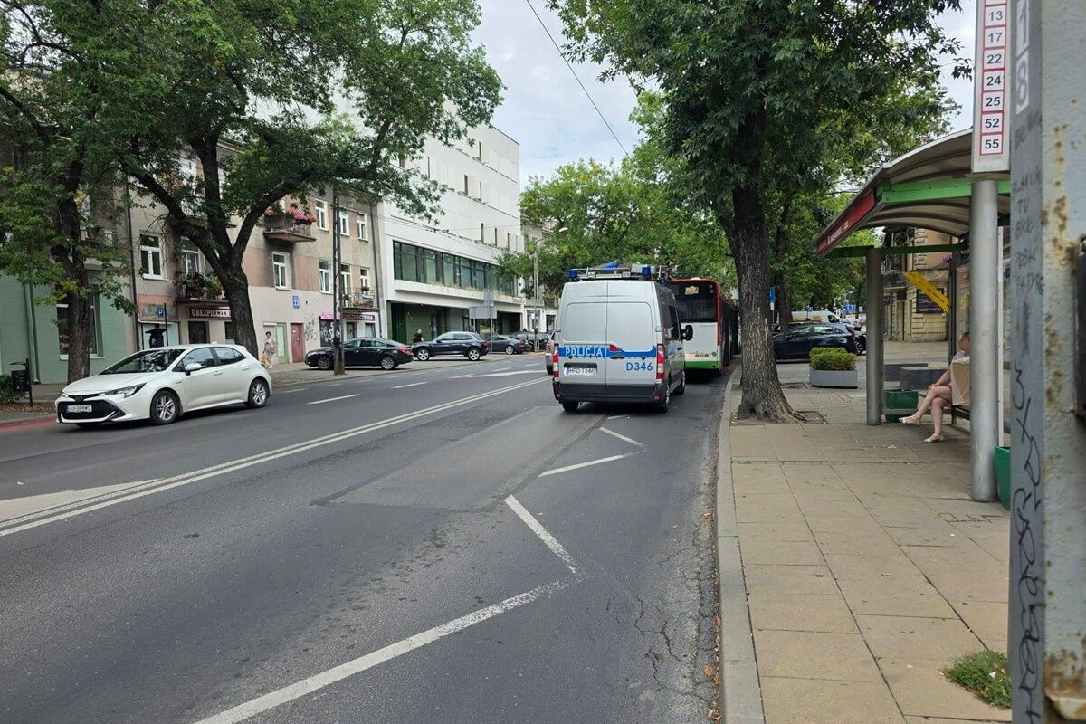 Starsza kobieta przewróciła się w autobusie, potrzebna była pomoc ratowników
