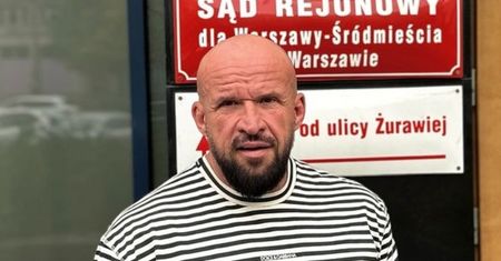 Tomasz Oświeciński, który w zeszłym roku usłyszał zarzuty, nadaje sprzed sądu i oznajmia: "Z urzędem skarbowym jestem rozliczony"