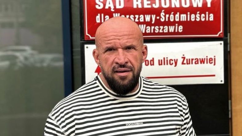 Tomasz Oświeciński, który w zeszłym roku usłyszał zarzuty, nadaje sprzed sądu i oznajmia: "Z urzędem skarbowym jestem rozliczony"