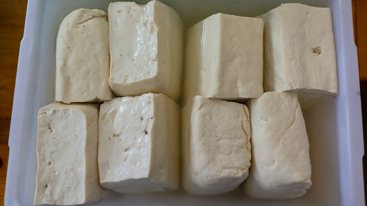 tofu putting in water in plastic tray
wulingyun