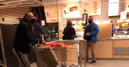 Nowe obostrzenia tuż-tuż. W Leroy gęsto przy kasie, w Ikei najdłuższa kolejka jest po... hot dogi