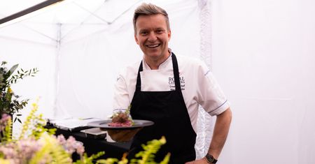 Live cooking i przyjęcia plenerowe: nowy wymiar wydarzeń z Royal Catering