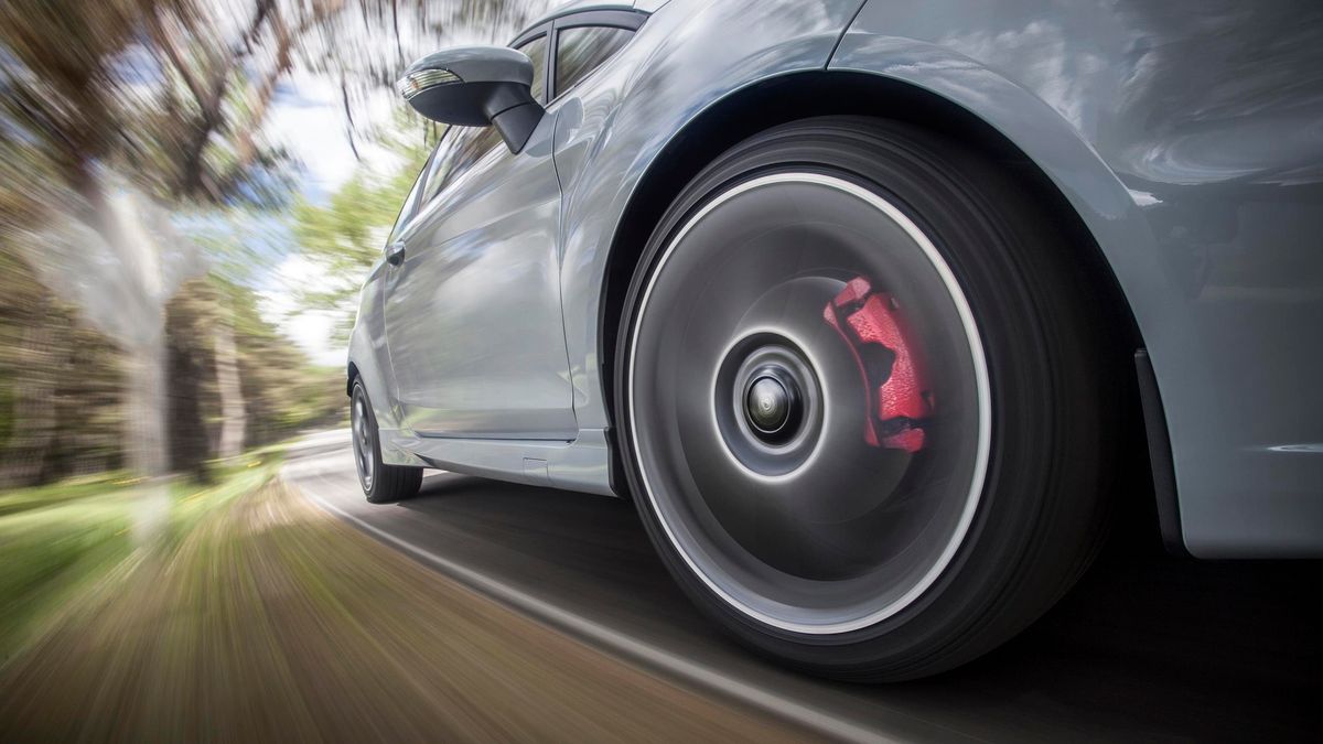 Teorie na temat założenia lepszych opon na przednią lub tylną oś są różne