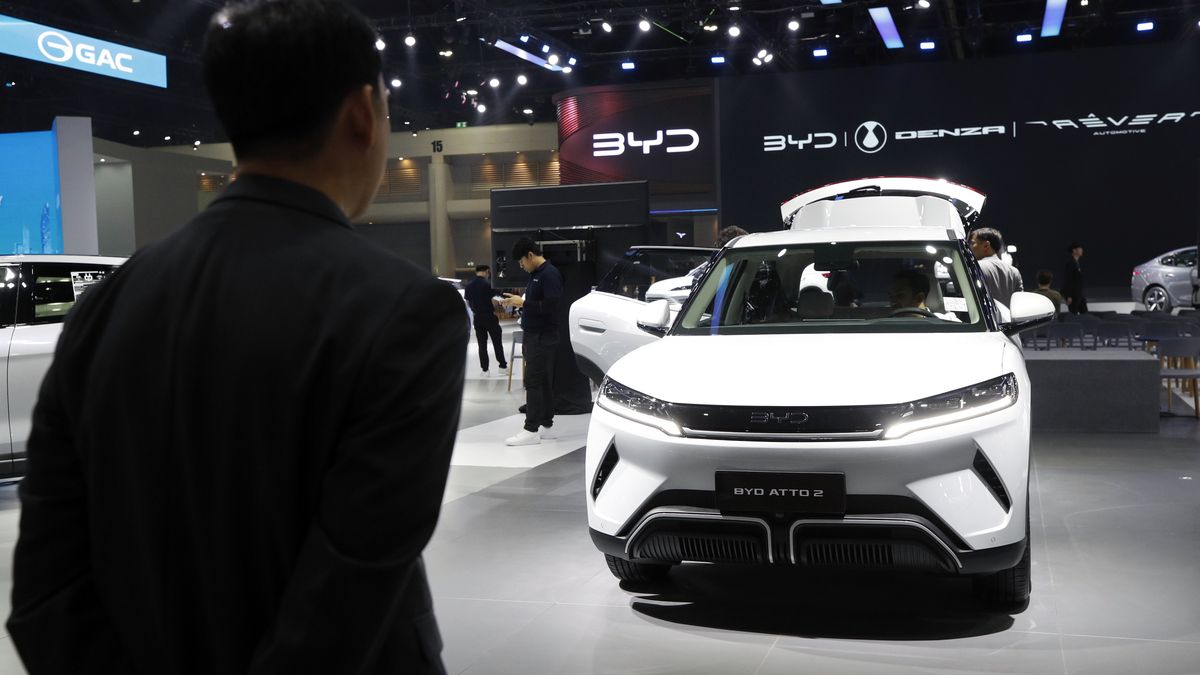 A visitor views a Chinese automaker BYD Atto 2 electric car displayed at the 46th Bangkok International Motor Show 2025 automobile showcase in Nonthaburi, on the outskirts of Bangkok, Thailand, 24 March 2025. A total of 54 leading brands from the world's major automakers are attending to exhibit and unveil their automotive products and technology, including new electric vehicles, at the annual automobile showcase EPA/RUNGROJ YONGRIT Dostawca: PAP/EPA.