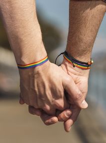 "Cios w polskie rodziny i małżeństwa". Boją się związków partnerskich