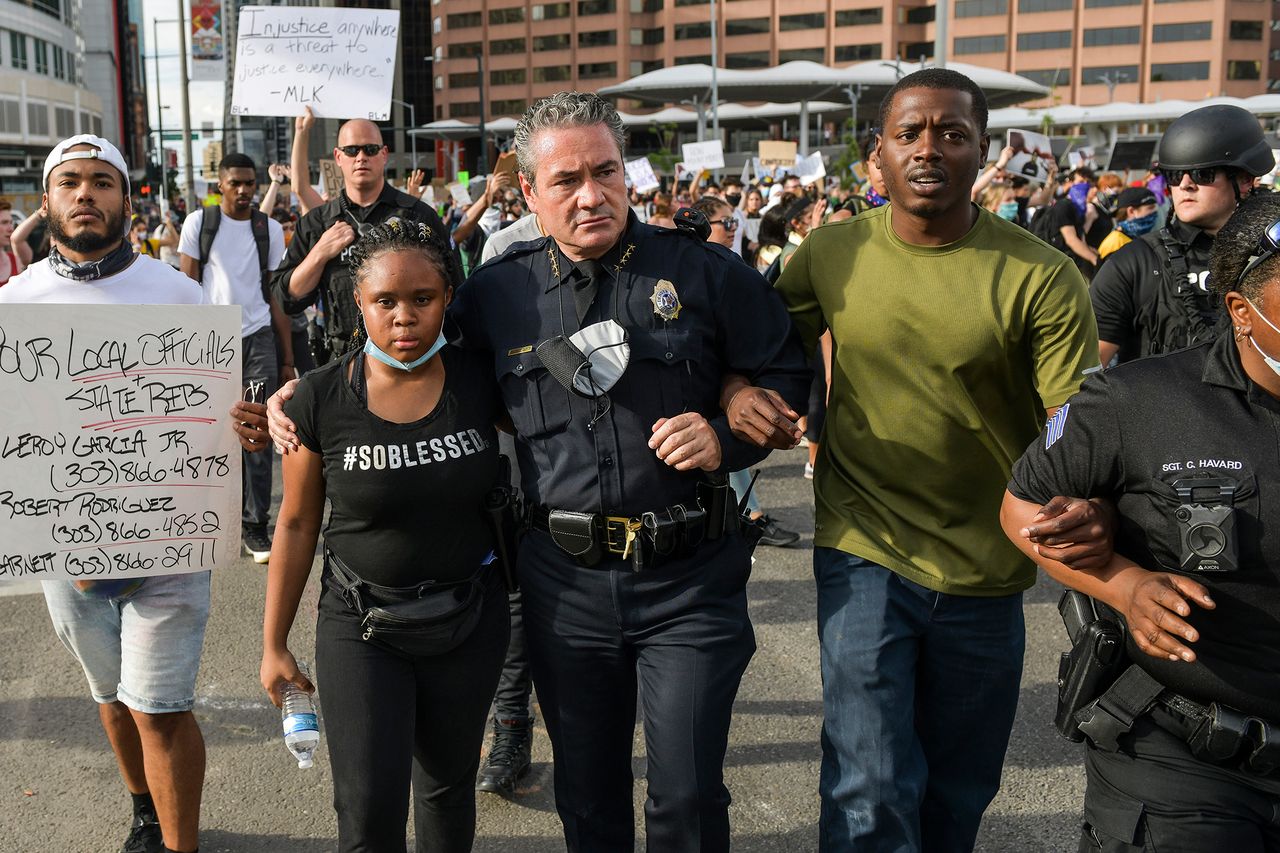 Denver. Szef lokalnej policji Paul Panzen pociesza uczestniczkę protestów związanych ze śmiercią George'a Floyda.