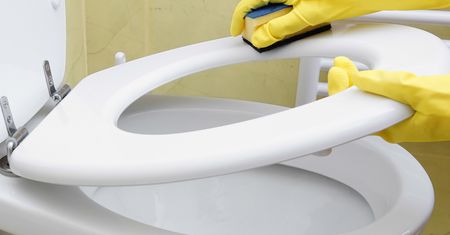 Matki oszalały na punkcie tego triku na sprzątanie łazienki. Niesamowity sposób (WIDEO)