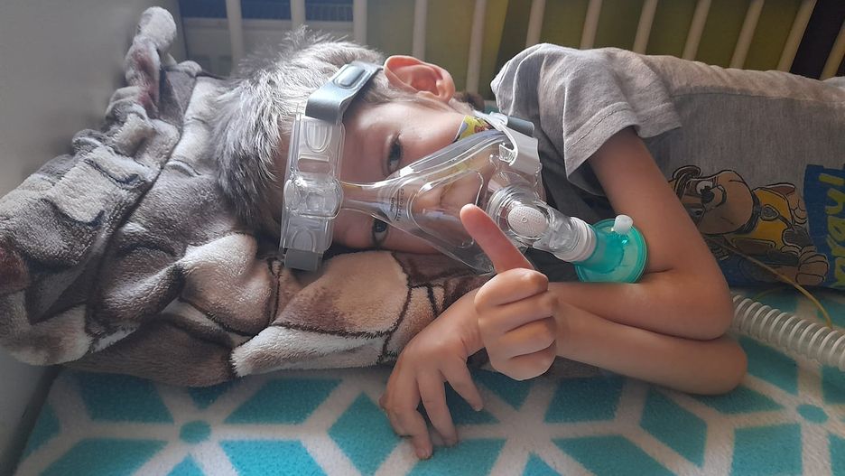 "Nie było radości z narodzin dziecka, był strach". Wiktor Caban walczy o sprawność