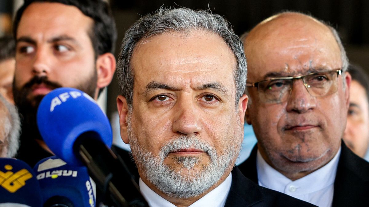 Archiwum zagraniczne East News 2025-06
Iran's Foreign Minister Abbas Araghchi (C) gives a statement during his visit to the mausoleum of slain Lebanese Hezbollah's Leader Hassan Nasrallah, who was killed in an Israeli air strike in September 2024, in Beirut's southern suburbs on June 3, 2025. (Photo by ANWAR AMRO / AFP)
ANWAR AMRO