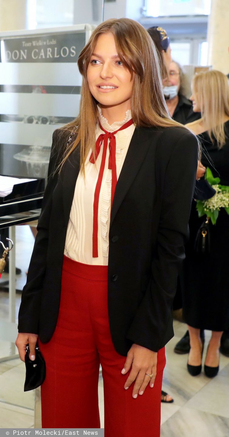 Anna Lewandowska eksponuje rozpięty rozporek