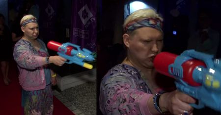 Witkowski z opaską i plastikowym pistoletem!