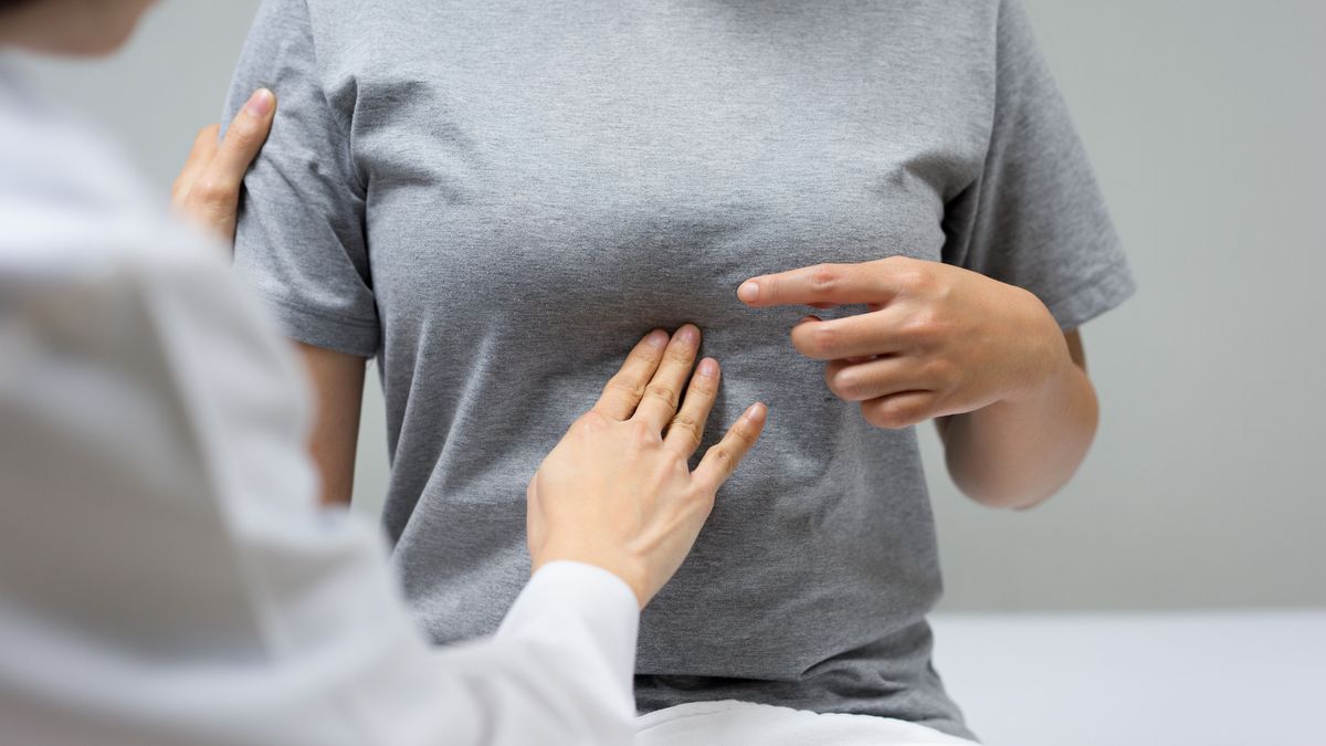 Cropped Hands Of Doctor Examining Woman Pointing At Abdomen
Nv Phngs Caeng Kml Kul Chay / Ey