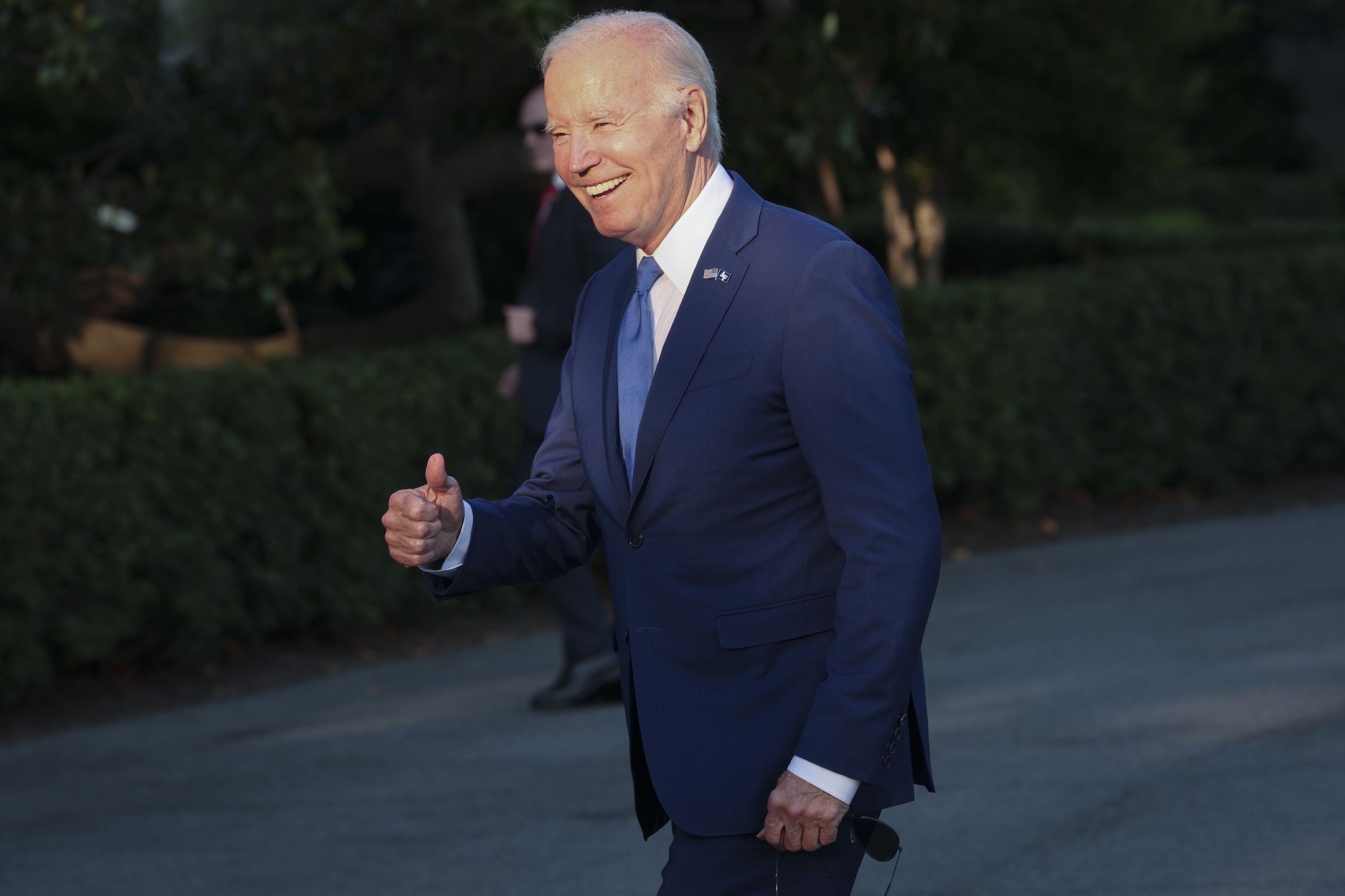 Joe Biden żartuje z dziennikarzami po powrocie do Białego Domu