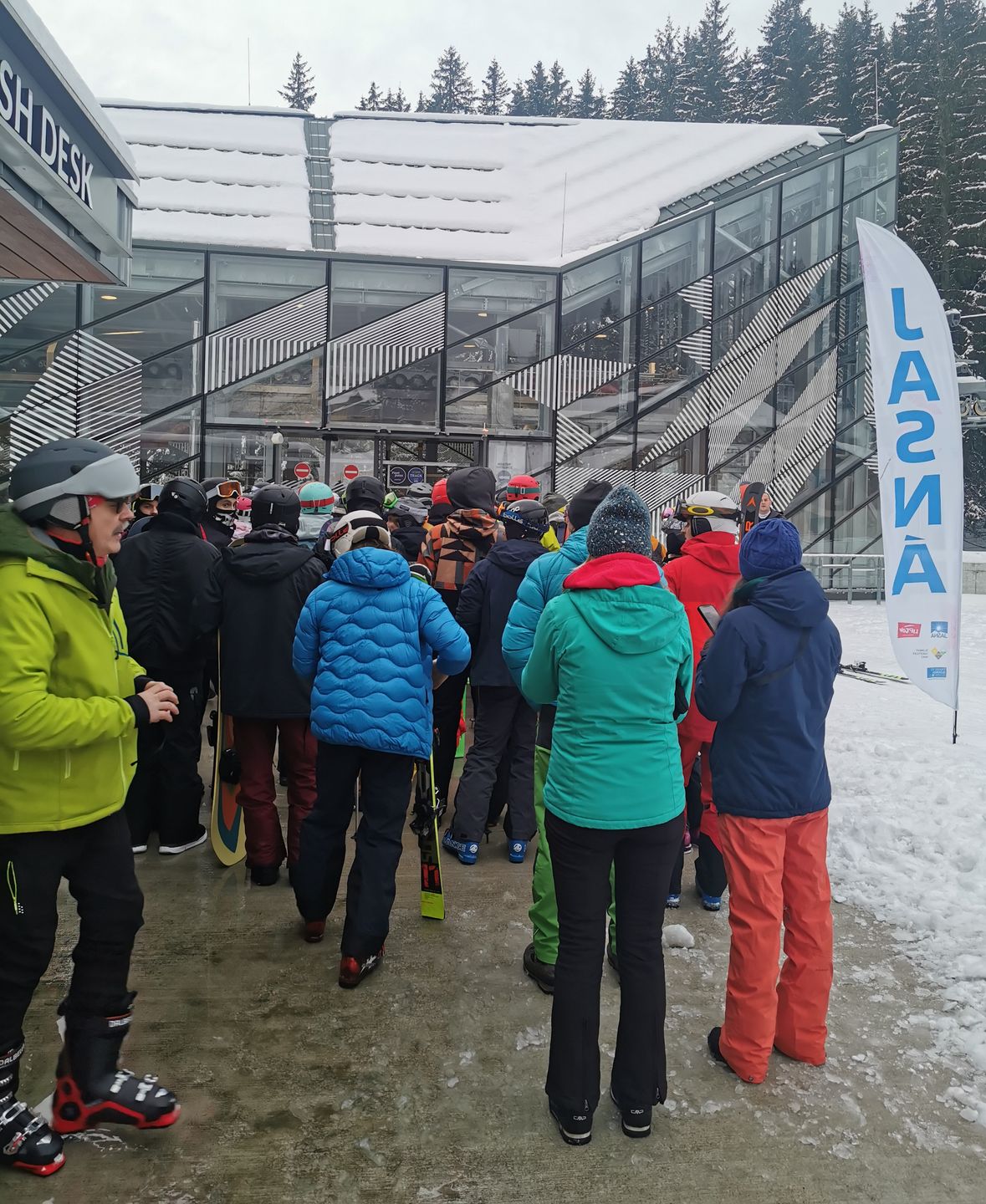 Narciarze i snowboardziści tłumnie ruszyli na Chopok