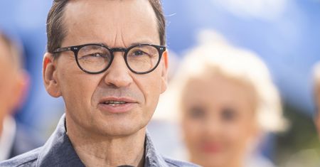 "Jest czarodziejem w sprawach ekonomicznych". Piotr Gliński chwali premiera