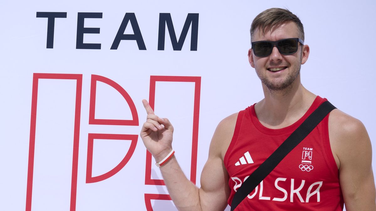 Chorąży polskiej reprezentacji, koszykarz Przemysław Zamojski w wiosce olimpijskiej