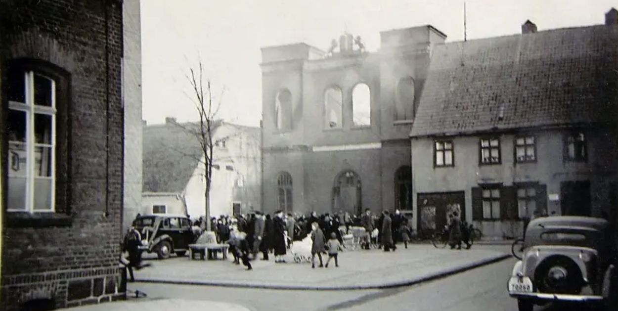 Szczecinek: To zdjęcie łamie serce. Synagoga zniknęła w ogniu