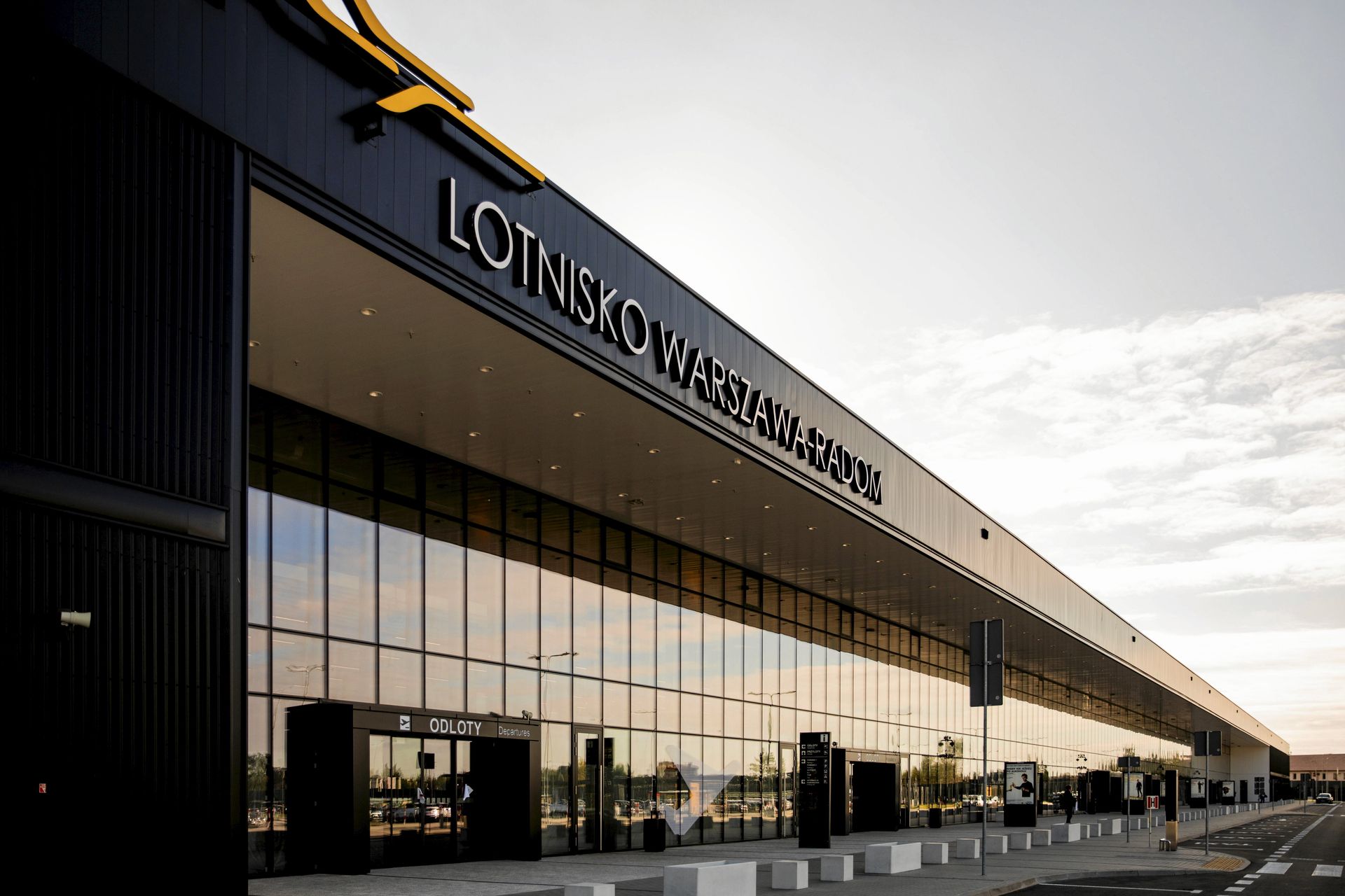 Lotnisko w Radomiu spadło na dno. Oto co stało się z liczbą pasażerów