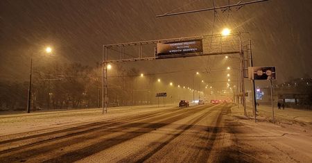 Nad Lublin nadciągają intensywne opady śniegu. Lepiej uważać, bo będzie ślisko na drogach i chodnikach