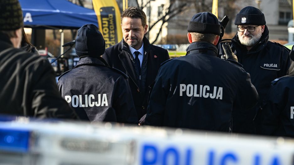 Warszawa, 27.01.2025. Prezydent m.st. Warszawy Rafał Trzaskowski (C) i komendant stołeczny policji, inspektor Dariusz Walichnowski (P) podczas przekazania policjantom pojazdów służbowych oraz specjalistycznego sprzętu, zakupionego ze środków Urzędu m.st. Warszawy w ramach programu Warszawa Chroni, 27 bm. na placu przed Komendą Stołeczną Policji w Warszawie. (sko) PAP/Radek Pietruszka