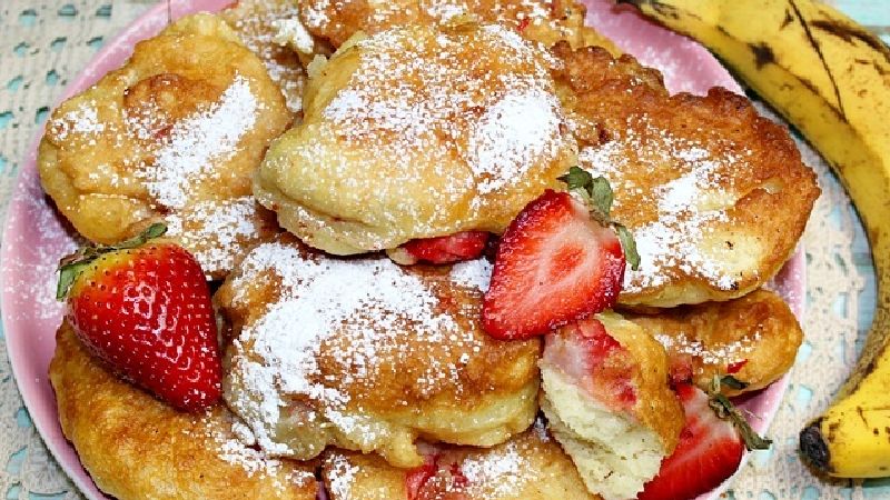 Puszyste racuchy drożdżowe z bananem i truskawkami