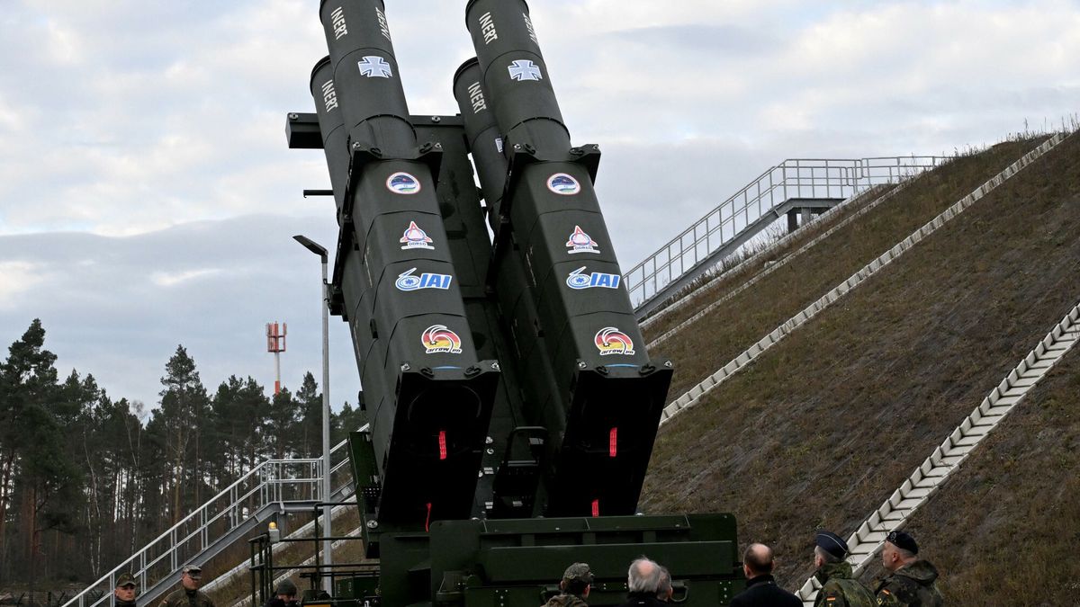 System tarczy przeciwrakietowej Arrow 3 w Niemczech
People stand in front of the Arrow 3 shield system during an event of the German Air Force to declare the Initial Operating Capability for the Arrow Weapon System for Germany at the Annaburger Heide Air Base in Schoenewalde / Holzdorf, eastern Germany, on December 3, 2025. The German military put the first parts of a roughly $4 billion Arrow 3 anti-missile shield system into service, aimed at bolstering Europe's air defences to counter Russian threats. The Arrow 3 shield system is part of the broader European Sky Shield effort launced in the wake of Russia's full-scale invasion of Ukraine, which raised alarm over possible gaps in NATO's European air defences. The German-Israeli deal to supply the Arrow 3 system inked in 2023 has been described as Israel's largest-ever military export contract. (Photo by RALF HIRSCHBERGER / AFP)
RALF HIRSCHBERGER