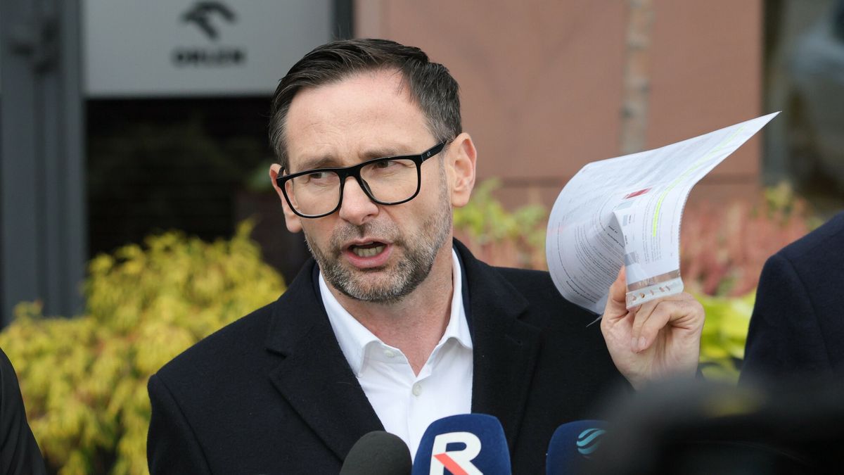 Daniel Obajtek przed siedzibą Orlenu w Warszawie