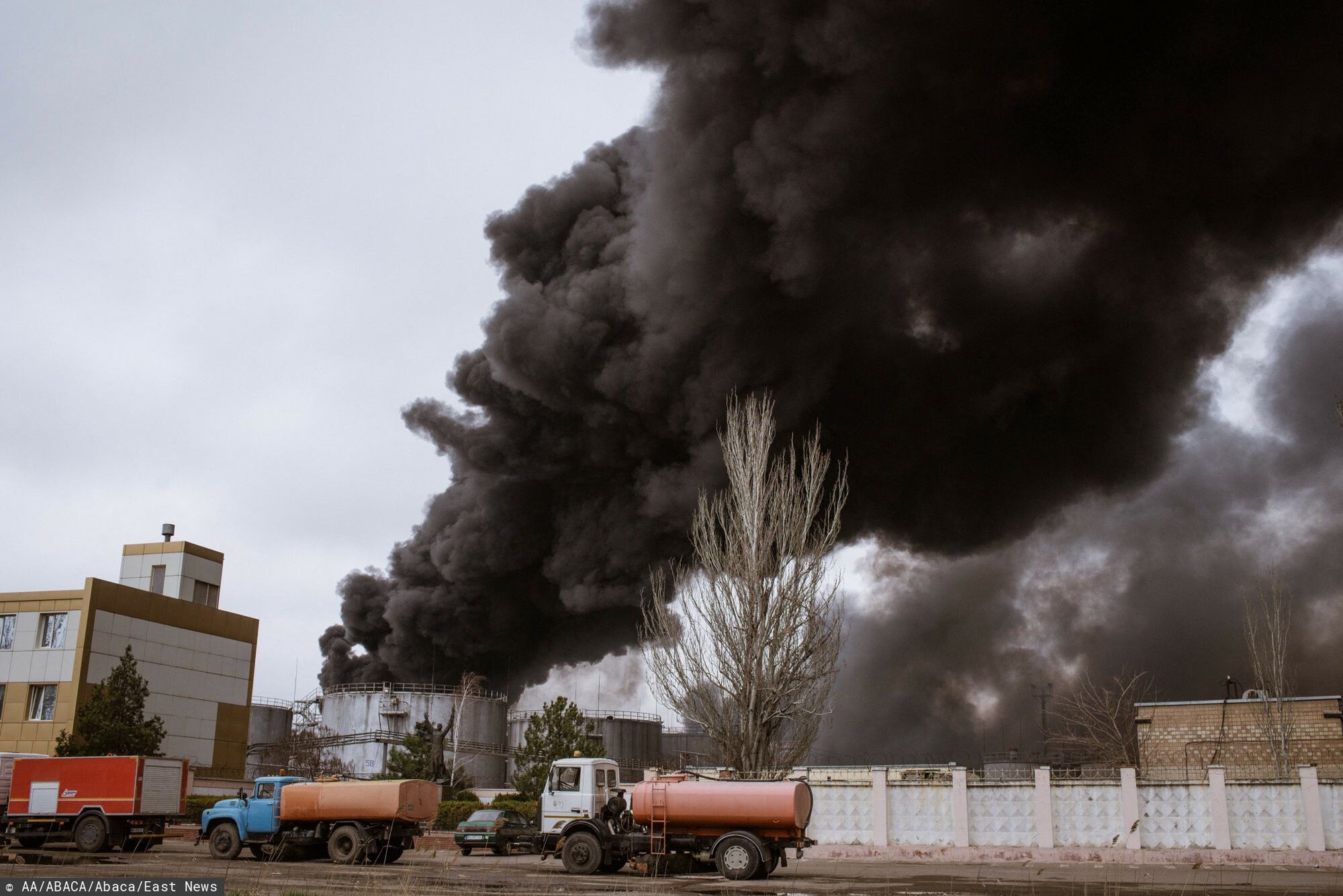 Wojna w Ukrainie - Odessa i okoliceODESSA, UKRAINE - APRIL 02: A view from the building after the attack in Odessa, Ukraine on April 02, 2022. Fire broke out due to an explosion caused by Russian rockets in the Port of Odessa. The explosions took place around 7 am but the fires in fuel tanks have not yet been circumscribed. Andre Luis Alves / Anadolu Agency/ABACAPRESS.COMAA/ABACA