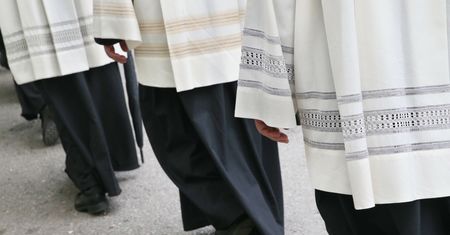 Skandaliczne zachowanie księdza wobec ministrantów. Duchowny przed sądem