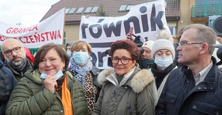 Byłe prezydentowe pod białoruską granicą. Apelują o pomoc dla migrantów