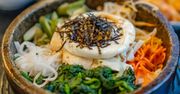Ten koreański specjał zdobywa coraz więcej serc. Czym właściwie jest bibimbap?
