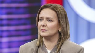 Barman podał jej szklankę. Szybko poczuła, że jest w niej pigułka