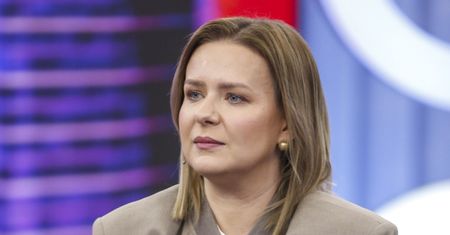 Barman podał jej szklankę. Szybko poczuła, że jest w niej pigułka
