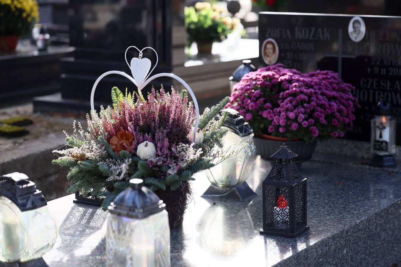 Najpiękniejsze wiązanki i dekoracje nagrobne. Symbol pamięci