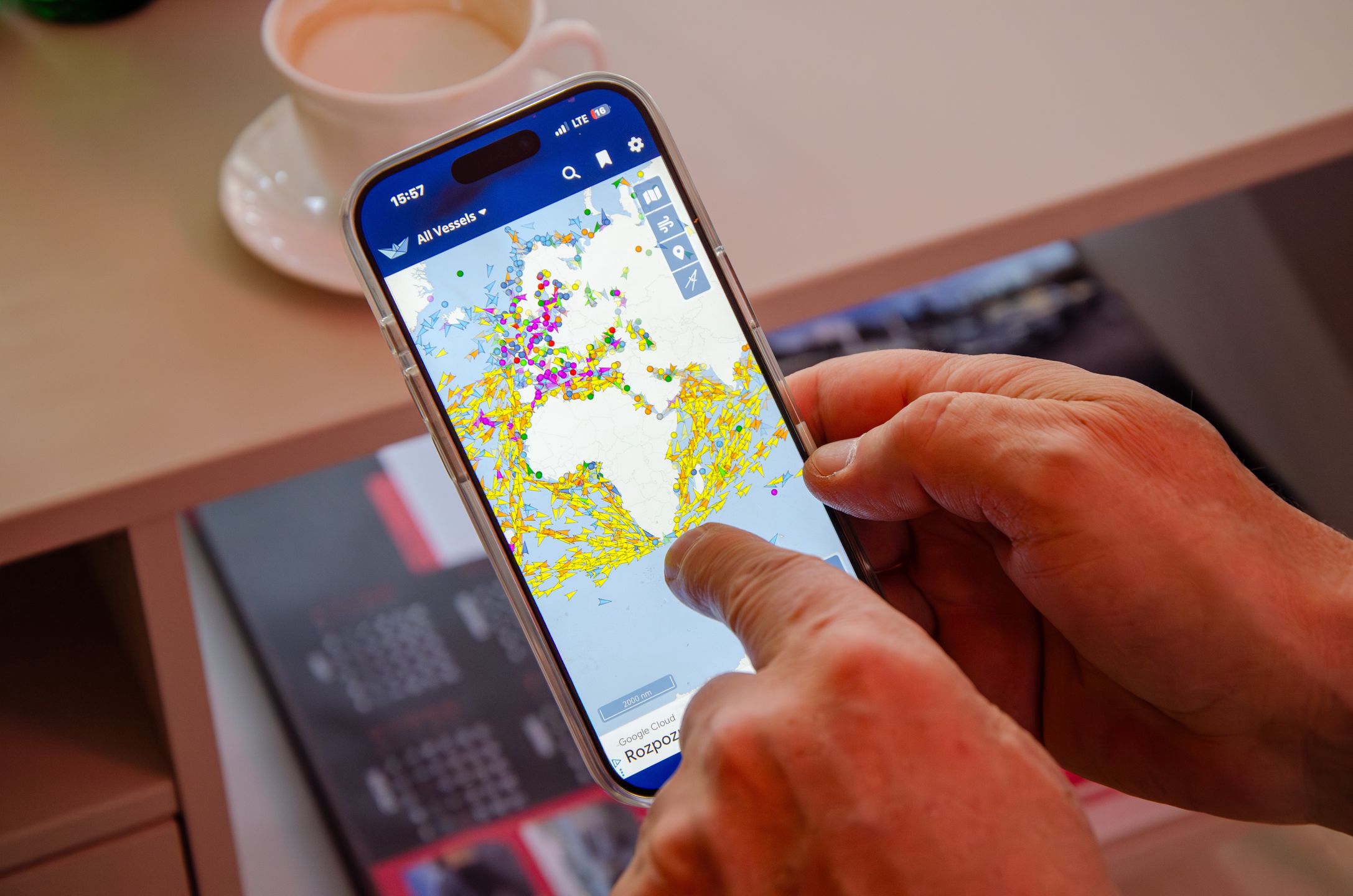 Roman pokazuje mapę na żywo statków, które płyną z kontenerami