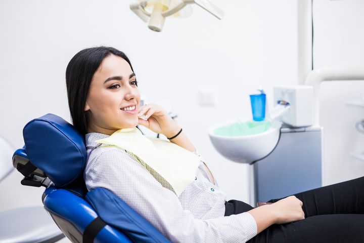 Piaskowanie zębów to zabieg wykonywany w gabinecie dentystycznym za pomocą piaskarki. Ma na celu usunięcie płytki nazębnej, osadów i niektórych przebarwień. Piaskowanie sprawia, że zęby stają się zdrowsze, jaśniejsze i gładsze. Zabieg ten jest całkowicie bezbolesny, często stosuje się go jako przygotowanie przed wybielaniem lub po ultradźwiękowym skalingu.