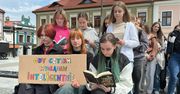 "Gdy czytam, wyglądam inteligentnie". Czytelniczy Flash Mob w Bochni z okazji Tygodnia Bibliotek