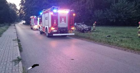 Poranne dachowanie renaulta. Wezwani strażacy nie zastali nikogo w aucie. Kierowca i pasażer oddalili się z miejsca