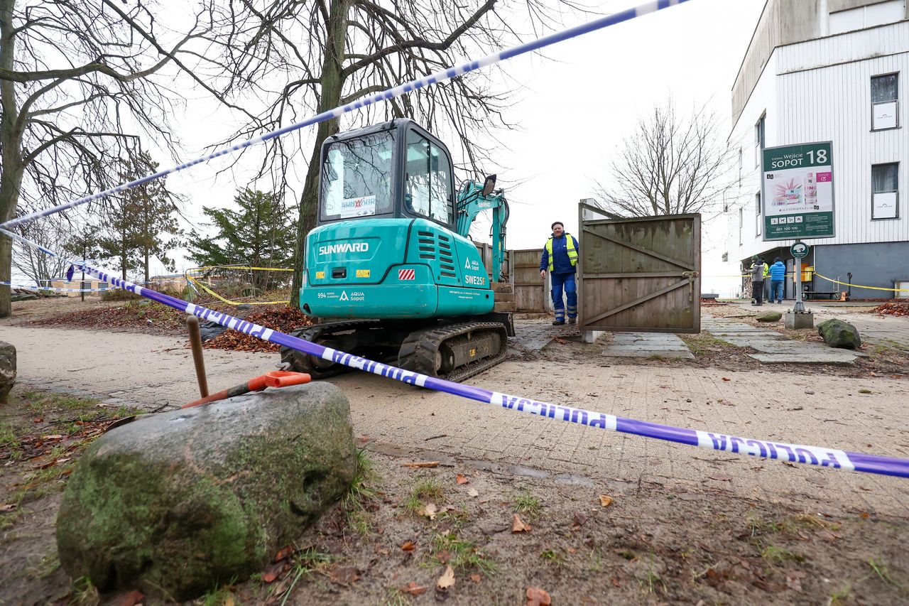 Policja od kilku dni prowadzi czynności procesowe w lokalu. Zabezpieczenie odbywa się na zlecenie Małopolskiego Wydziału Zamiejscowego Departamentu do Spraw Przestępczości Zorganizowanej i Korupcji w Krakowie. Budynku pilnują policjanci. Zdjęcie z 29.12.2022 r.
