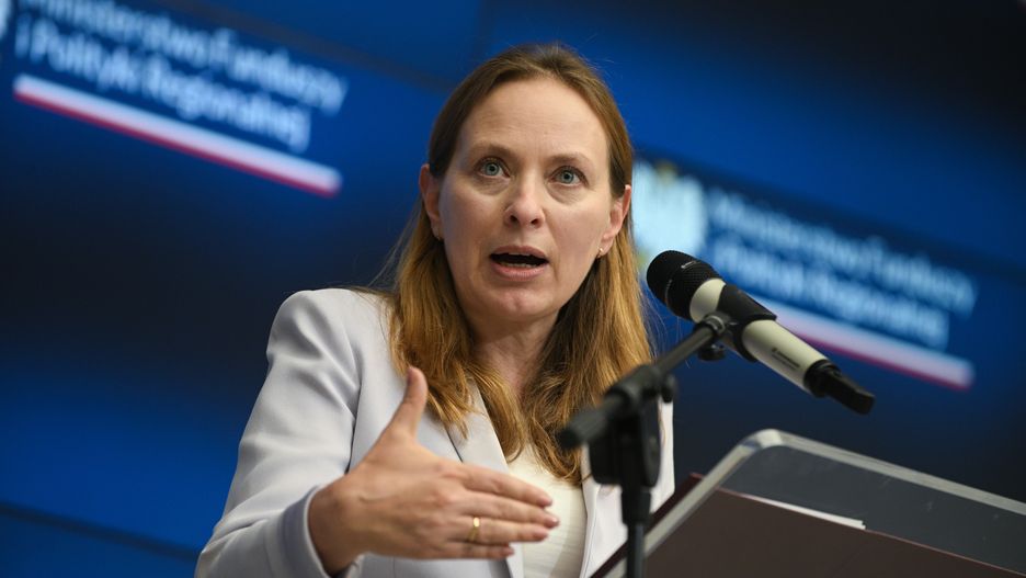 Warszawa, 12.08.2025. Minister funduszy i polityki regionalnej Katarzyna Pełczyńska-Nałęcz podczas konferencji prasowej w siedzibie resortu w Warszawie, 12 bm. Temat: Dofinansowanie turystyki z KPO. (jm) PAP/Marcin Obara
