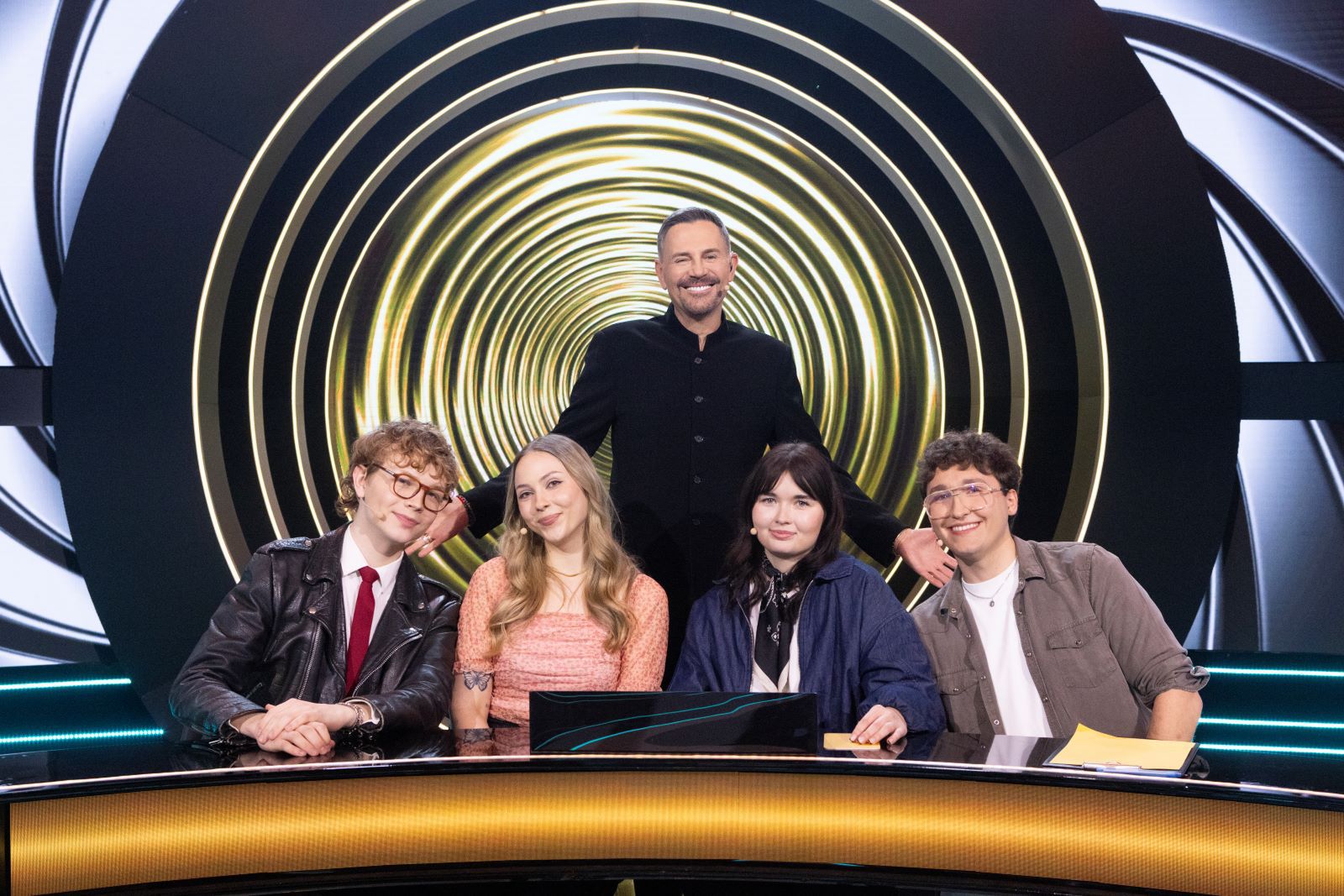 Tylu widzów śledzi 